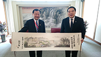 華雲生常務副校長（左）致送紀念品予中科大校長包信和，慶祝中科大60周年校慶